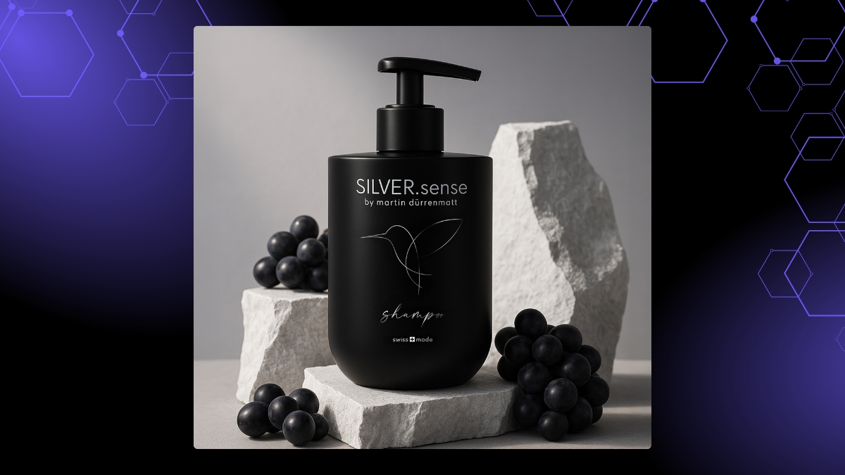 Schwarzer Pumpspender der Marke Silver Sense auf weißen Steinen mit dunklen Weintrauben.