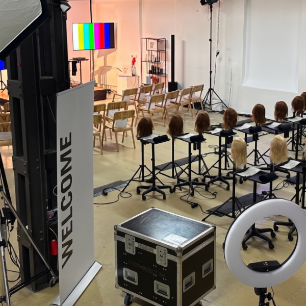 Professionell ausgestattete Studiolocation im WackerLoft, vorbereitet für eine Hair- und Beauty-Masterclass mit Trainingsköpfen, Sitzreihen und modernem Beleuchtungs-Equipment.
