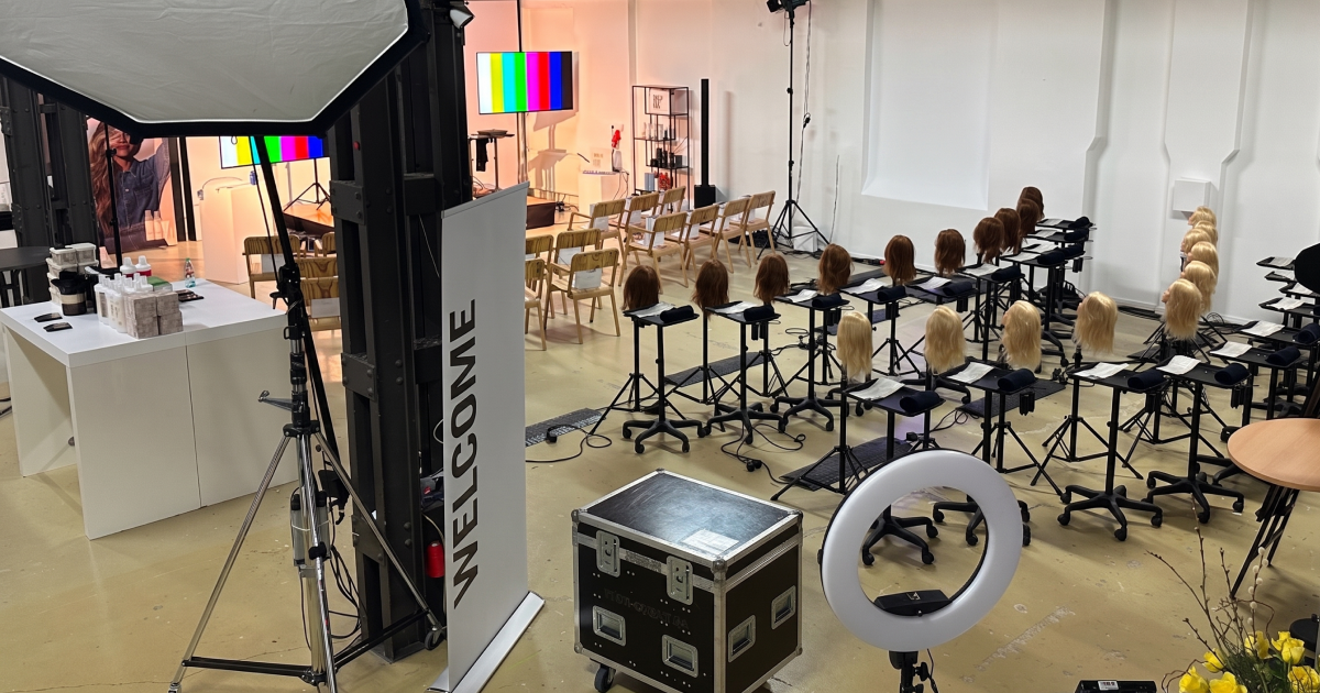 Professionell ausgestattete Studiolocation im WackerLoft, vorbereitet für eine Hair- und Beauty-Masterclass mit Trainingsköpfen, Sitzreihen und modernem Beleuchtungs-Equipment.