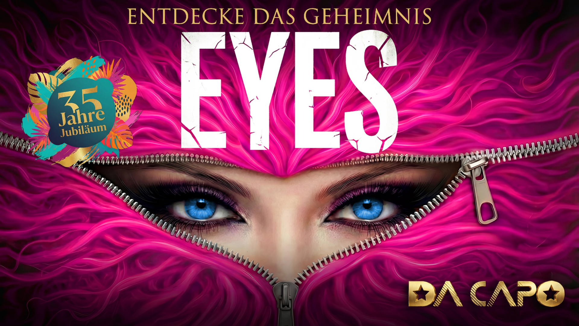 Digitale Grafik des DaCapo Werbebanners. Eine leuchtend pinke Textur öffnet sich durch einen Reißverschluss und zeigt markante blaue Augen. Text: "ENTDECKE DAS GEHEIMNIS EYES", das Jubiläums-Emblem und das DaCapo-Logo.