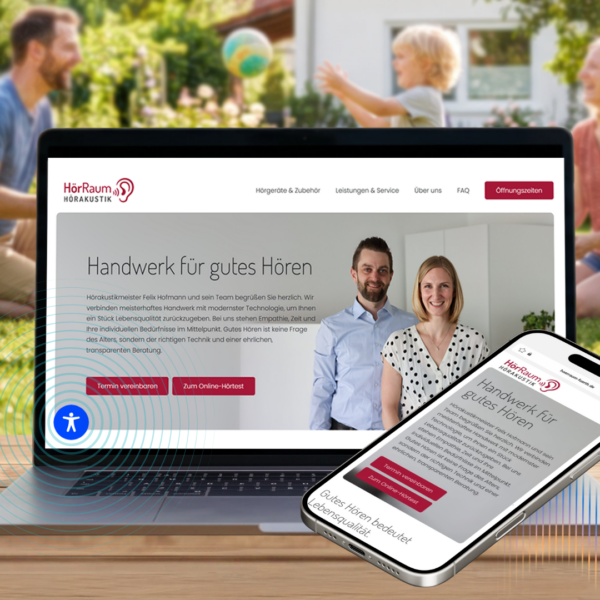 Responsive Webdesign der neuen Website von HörRaum Hörakustik auf Laptop und Smartphone. Im unscharfen Hintergrund spielt eine Familie im Garten, was Lebensqualität durch gutes Hören symbolisiert.