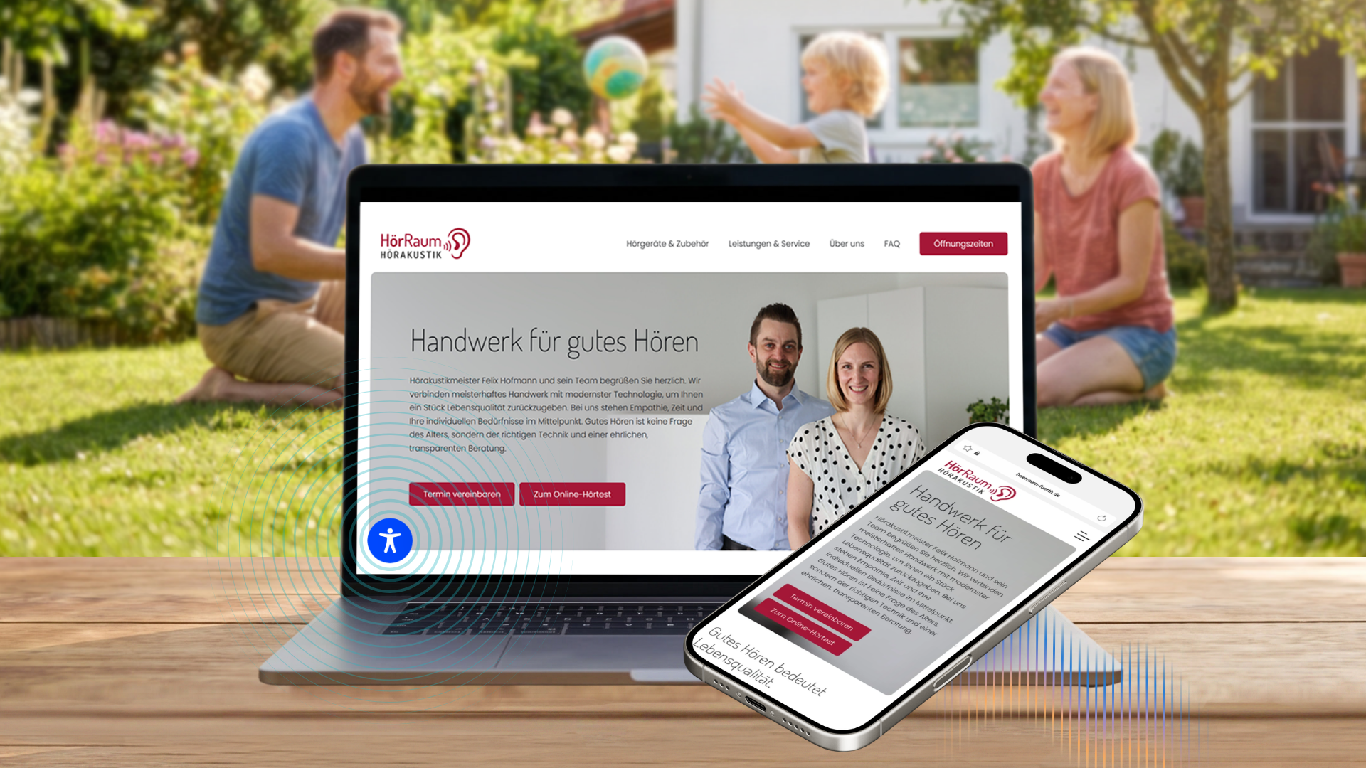 Responsive Webdesign der neuen Website von HörRaum Hörakustik auf Laptop und Smartphone. Im unscharfen Hintergrund spielt eine Familie im Garten, was Lebensqualität durch gutes Hören symbolisiert.