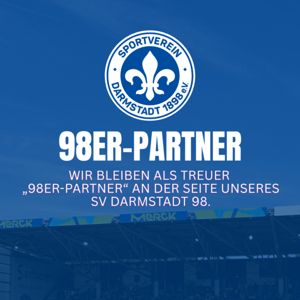 Logo des SV Darmstadt 98 und der Text „Wir bleiben als treuer 98er-Partner an der Seite unseres SV Darmstadt 98“ vor der Stadionkulisse des Böllenfalltors.