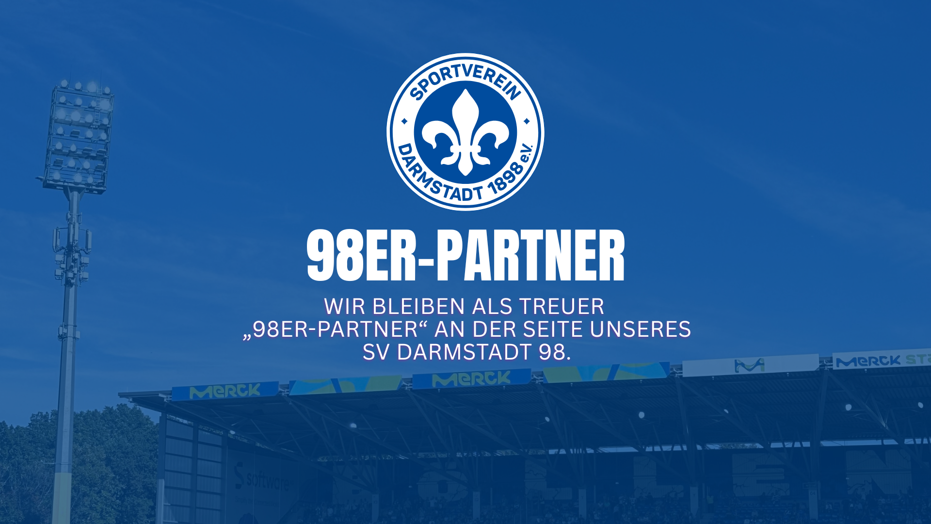 Logo des SV Darmstadt 98 und der Text „Wir bleiben als treuer 98er-Partner an der Seite unseres SV Darmstadt 98“ vor der Stadionkulisse des Böllenfalltors.