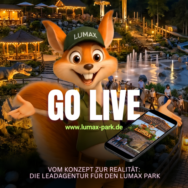 KI-generiertes Bild des Lumax Park Maskottchens, eines Eichhörnchens in Ranger-Uniform, mit offenen Armen vor dem zentralen Text 'GO LIVE' und der Website-URL 'www.lumax-park.de'. Im Hintergrund ist ein beleuchteter Dinosaurier- und Freizeitpark bei Dämmerung zu sehen, mit Besuchern auf Pferden, Wasserspielen und Lichterketten. Links und rechts sind Website-Mockups für den Lumax Park dargestellt.