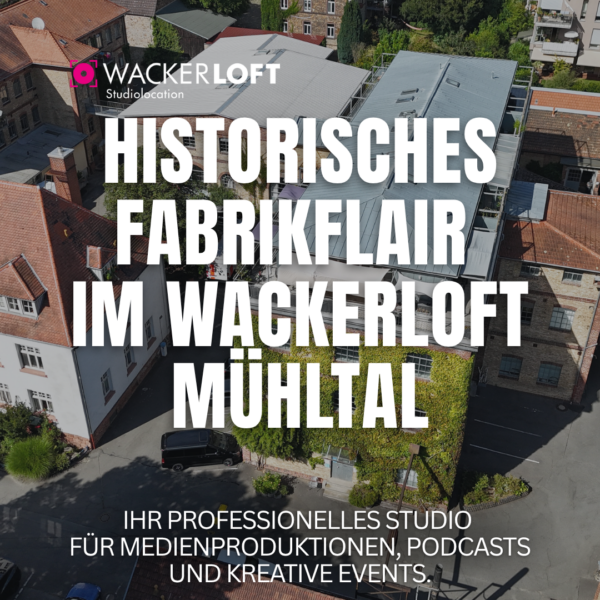 Luftaufnahme der historischen Wacker Fabrik in Mühltal mit efeubewachsenen Backsteingebäuden. Der Text im Bild lautet: Historisches Fabrikflair im Wackerloft Mühltal – Ihr professionelles Studio für Medienproduktionen, Podcasts und kreative Events.