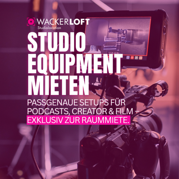 Professionelle Videokamera mit externem Monitor im Studio. Text im Bild: Wackerloft Studiolocation - Studio Equipment mieten. Entdecken Sie passgenaue Setups für Podcasts, Creator und Filmproduktionen.