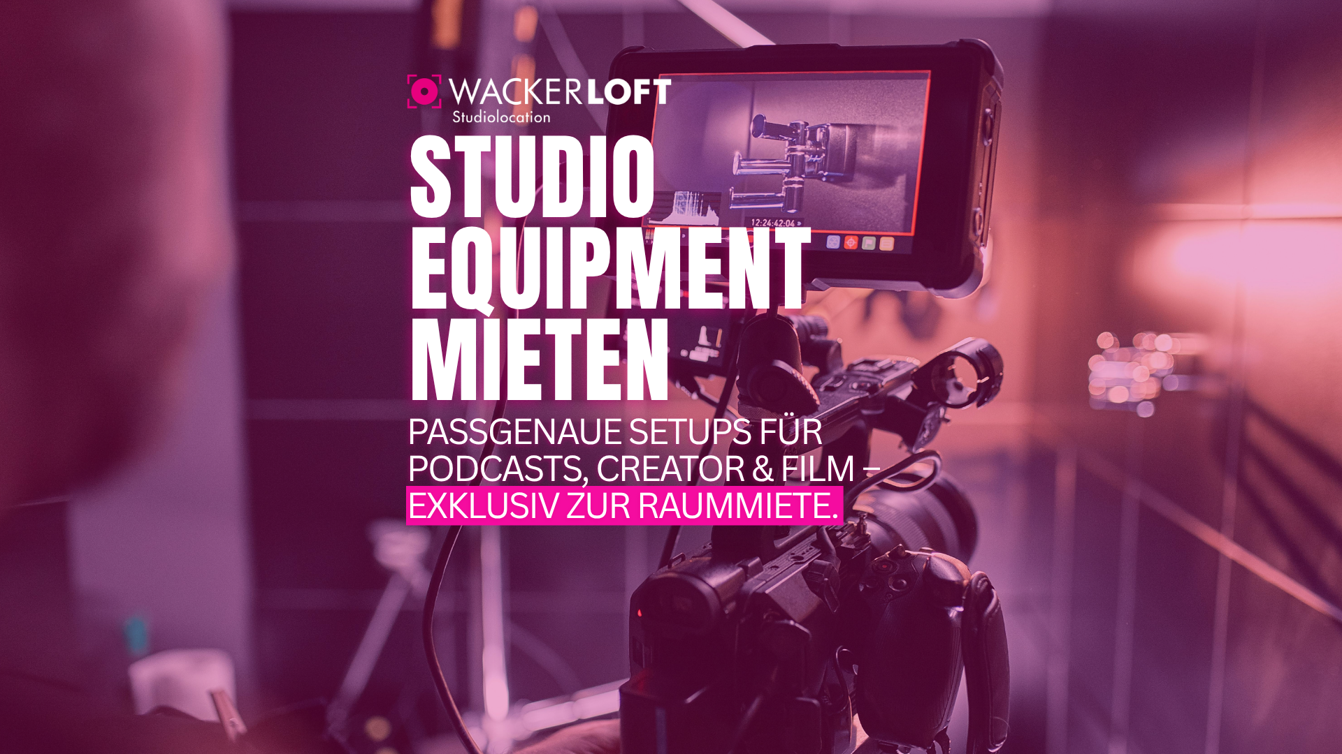 Professionelle Videokamera mit externem Monitor im Studio. Text im Bild: Wackerloft Studiolocation - Studio Equipment mieten. Entdecken Sie passgenaue Setups für Podcasts, Creator und Filmproduktionen.